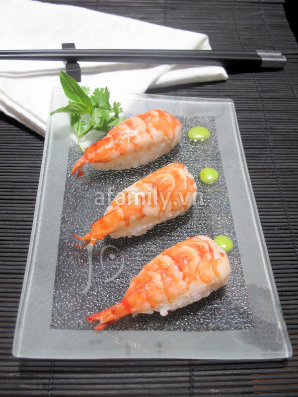 Cơm nắm tôm cho bữa trưa văn phòng ngon miệng