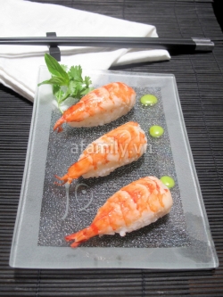 Cơm nắm tôm cho bữa trưa văn phòng ngon miệng