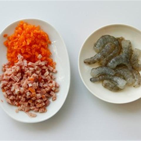 Cách làm cơm nắm tôm và thịt nguội