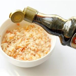 Cách làm cơm nắm tôm và thịt nguội