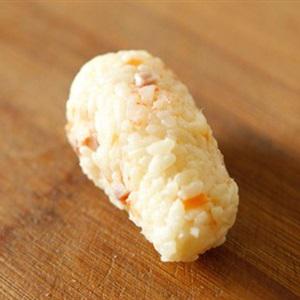 Cách làm cơm nắm tôm và thịt nguội