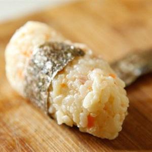 Cách làm cơm nắm tôm và thịt nguội