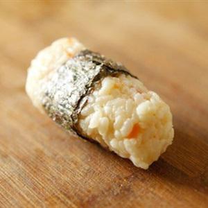 Cách làm cơm nắm tôm và thịt nguội