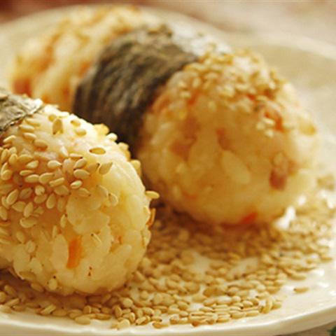 Cách làm cơm nắm tôm và thịt nguội