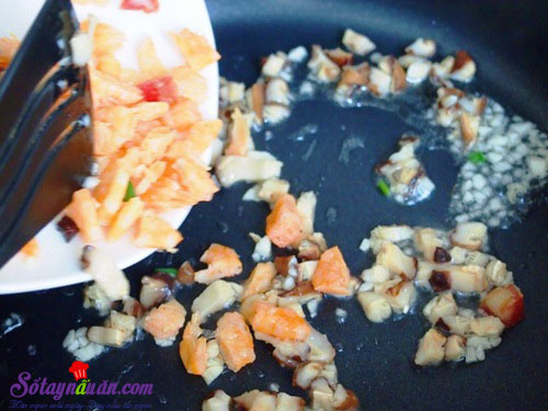 Cơm nếp chiên thập cẩm tuyệt ngon nhìn là muốn ăn ngay