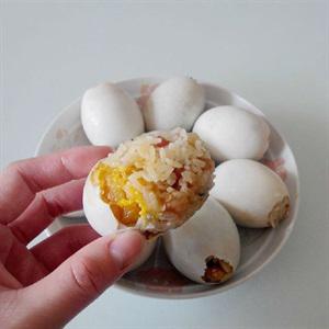 Cách làm cơm nếp nhồi trứng muối