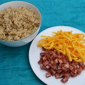 Cách làm cơm rang gạo lứt lạp xưởng