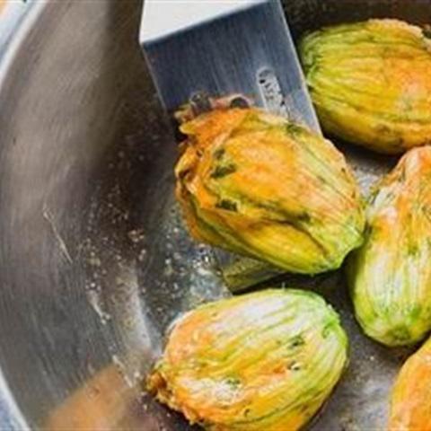 Cách làm cơm rang nhồi hoa bí