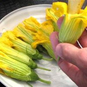 Cách làm cơm rang nhồi hoa bí