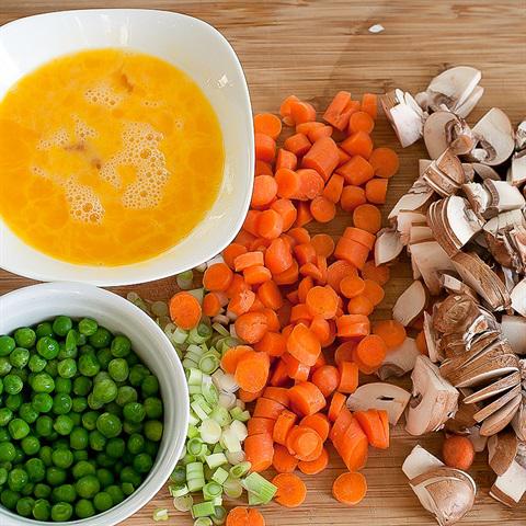 Cách làm cơm rang thập cẩm hấp dẫn