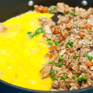 Cách làm cơm rang thập cẩm hấp dẫn
