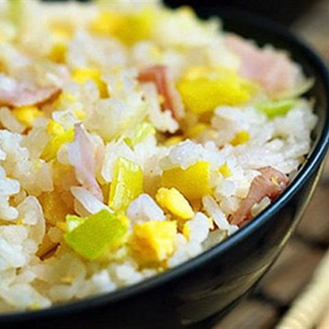 Cách làm cơm rang thập cẩm nóng hổi