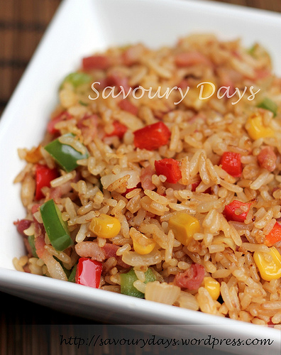 Cơm rang thịt hun khói, ớt chuông và sốt BBQ