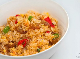 Cơm rang thịt hun khói, ớt chuông và sốt BBQ