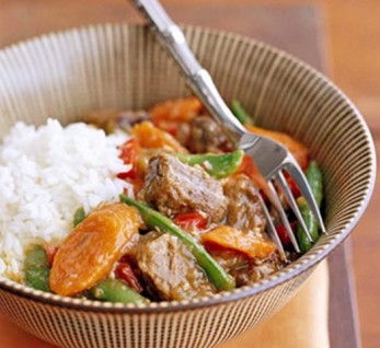 Cơm sườn sốt rau củ