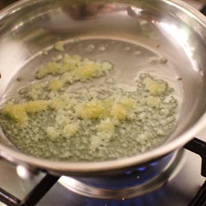 Cách làm cơm thịt bò trộn rau chân vịt