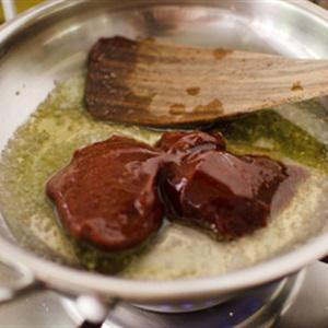 Cách làm cơm thịt bò trộn rau chân vịt