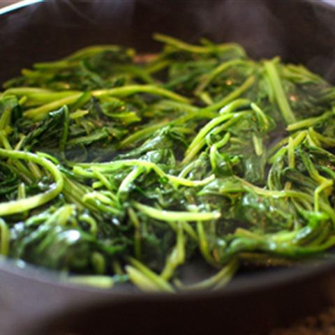 Cách làm cơm thịt bò trộn rau chân vịt