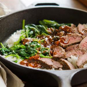 Cách làm cơm thịt bò trộn rau chân vịt