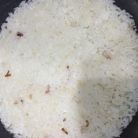 Cách làm cơm trắng chiên trứng