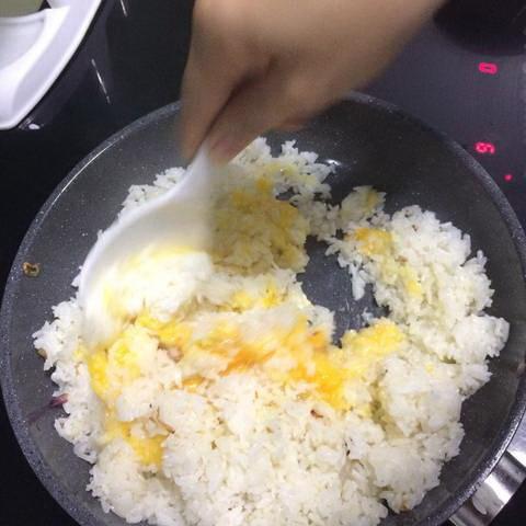 Cách làm cơm trắng chiên trứng