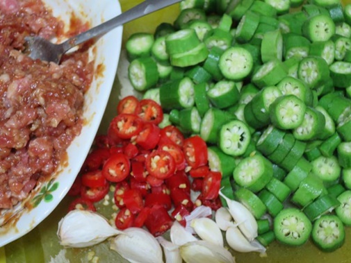 Cơm trộn tôm cà chua đậm đà, hấp dẫn hương vị Ý