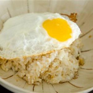 Cách làm cơm trộn trứng ốp la
