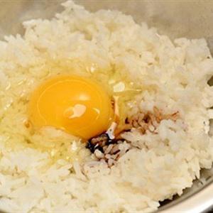 Cách làm cơm trộn trứng