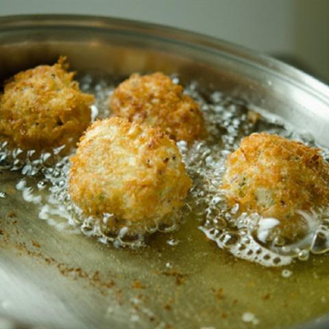 Cách làm cơm viên chiên phô mai