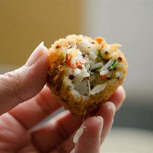 Cách làm cơm viên chiên phô mai