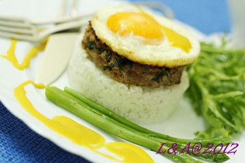 Cơm với burger bò và trứng ốp la