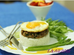 Cơm với burger bò và trứng ốp la