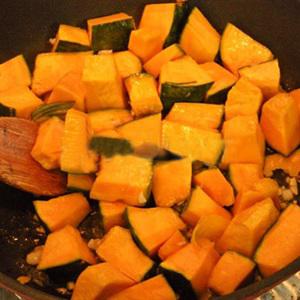 Cách làm cơm xào bí đỏ