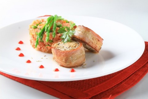 Cơm Ý thịt xông khói cuộn cá