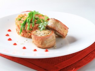 Cơm Ý thịt xông khói cuộn cá