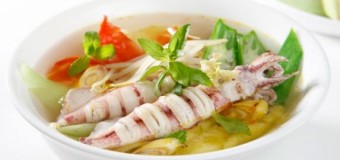 Công thức nấu canh chua mực ngon mát cho ngày hè nóng nực