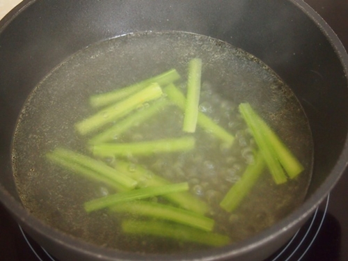 Công thức nấu cháo thịt gà băm với đậu Hà Lan và bí đỏ thơm ngon, bổ dưỡng