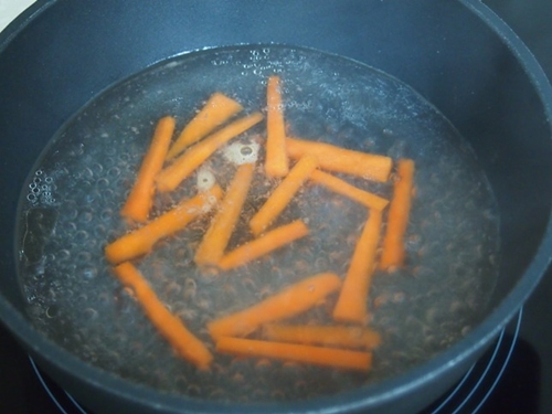 Công thức nấu cháo thịt gà băm với đậu Hà Lan và bí đỏ thơm ngon, bổ dưỡng