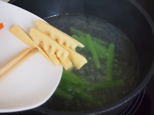 Công thức nấu cháo thịt gà băm với đậu Hà Lan và bí đỏ thơm ngon, bổ dưỡng