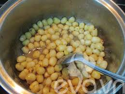 Công thức nấu chè hạt sen thạch đen mát dịu ngày hè