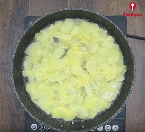 Công thức salad cà chua, bơ và hành tím cho người giảm cân