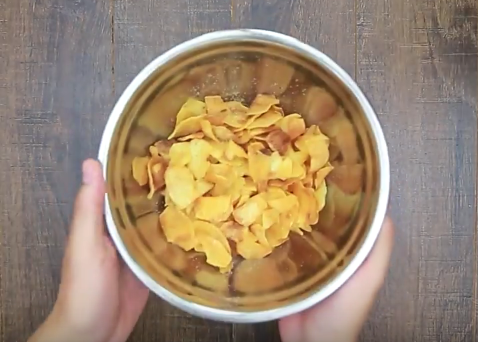 Công thức salad cà chua, bơ và hành tím cho người giảm cân