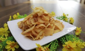 Công thức salad cà chua, bơ và hành tím cho người giảm cân