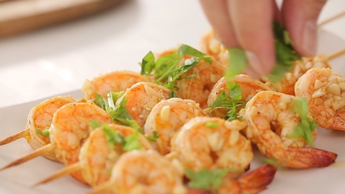 Công thức tôm xào tỏi hạt mè đậm đà đưa cơm