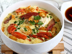 Cua chưng với lạp xưởng, tôm khô