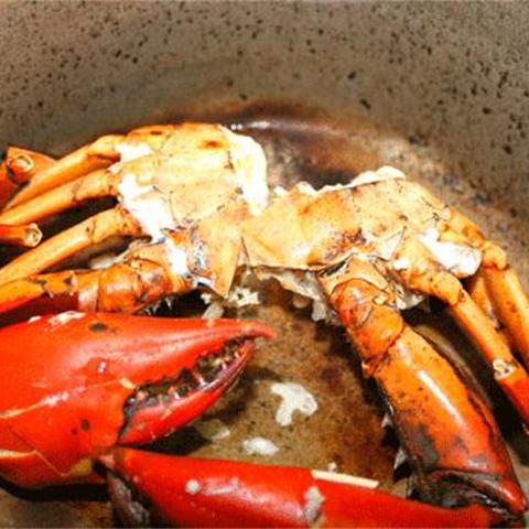 Cách làm cua sốt me kiểu Singapore