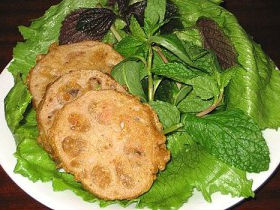 Cuối tuần ăn củ sen nhồi thịt gà