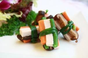 Cuốn chả lụa gói nấm