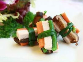 Cuốn chả lụa gói nấm