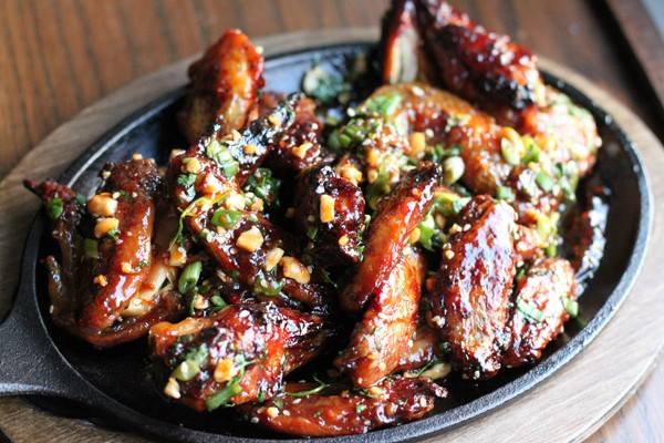 Cuốn hút trên từng miếng cánh gà nướng đậu phộng